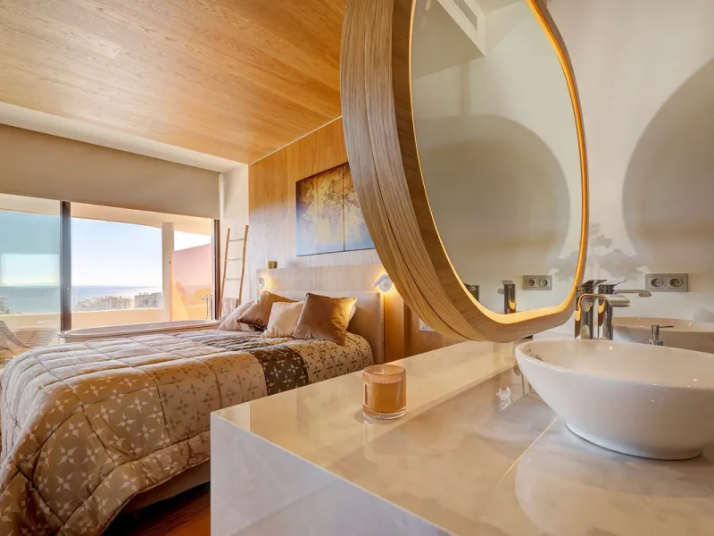 This elegant 2-bedroom, 2-bathroom apartment is located in the exclusive South Residences within Higuerón Resort, just 15 minutes from Málaga Airport, an ideal base for both personal use and future rental potential.