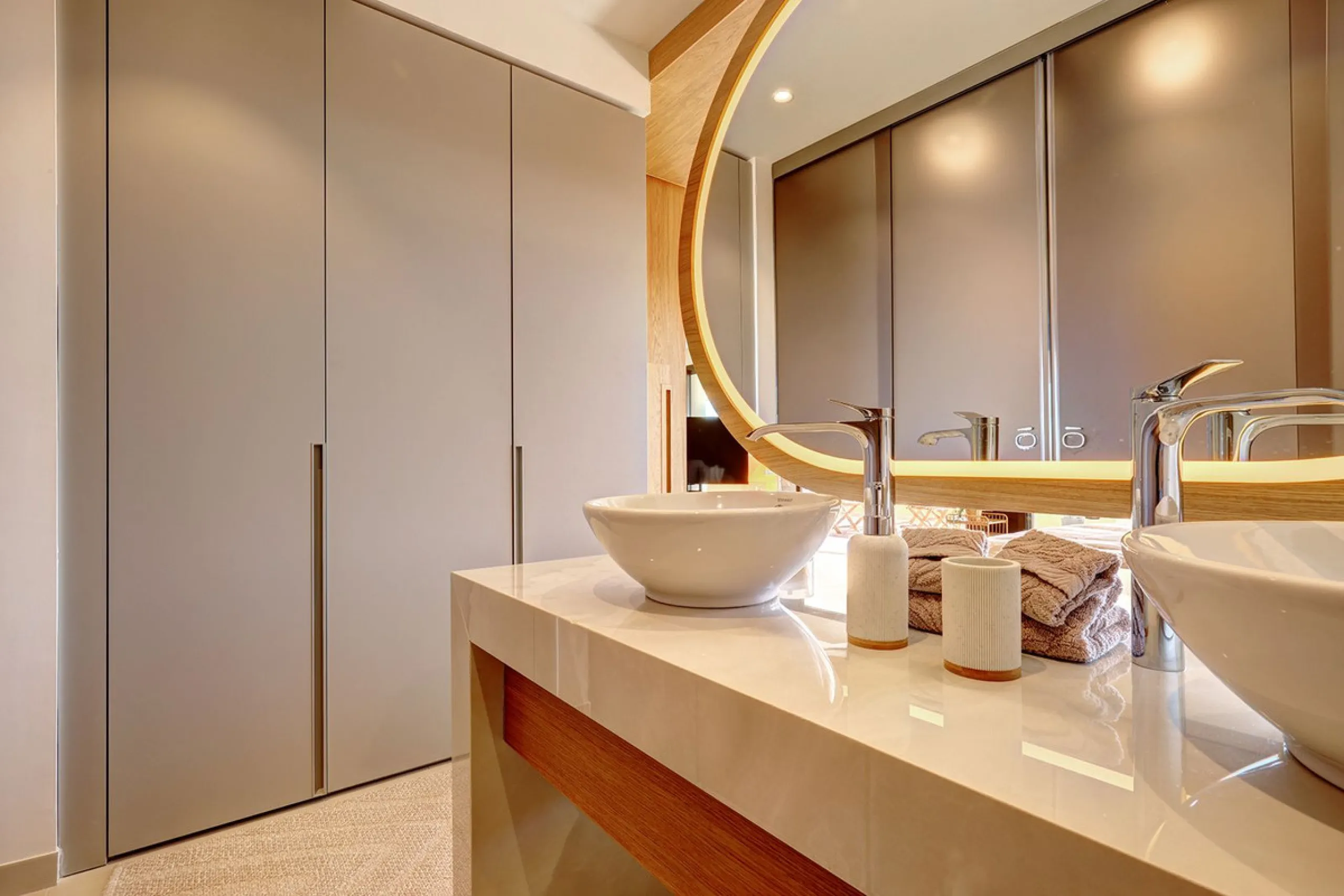 This elegant 2-bedroom, 2-bathroom apartment is located in the exclusive South Residences within Higuerón Resort, just 15 minutes from Málaga Airport, an ideal base for both personal use and future rental potential.