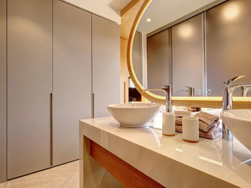 This elegant 2-bedroom, 2-bathroom apartment is located in the exclusive South Residences within Higuerón Resort, just 15 minutes from Málaga Airport, an ideal base for both personal use and future rental potential.