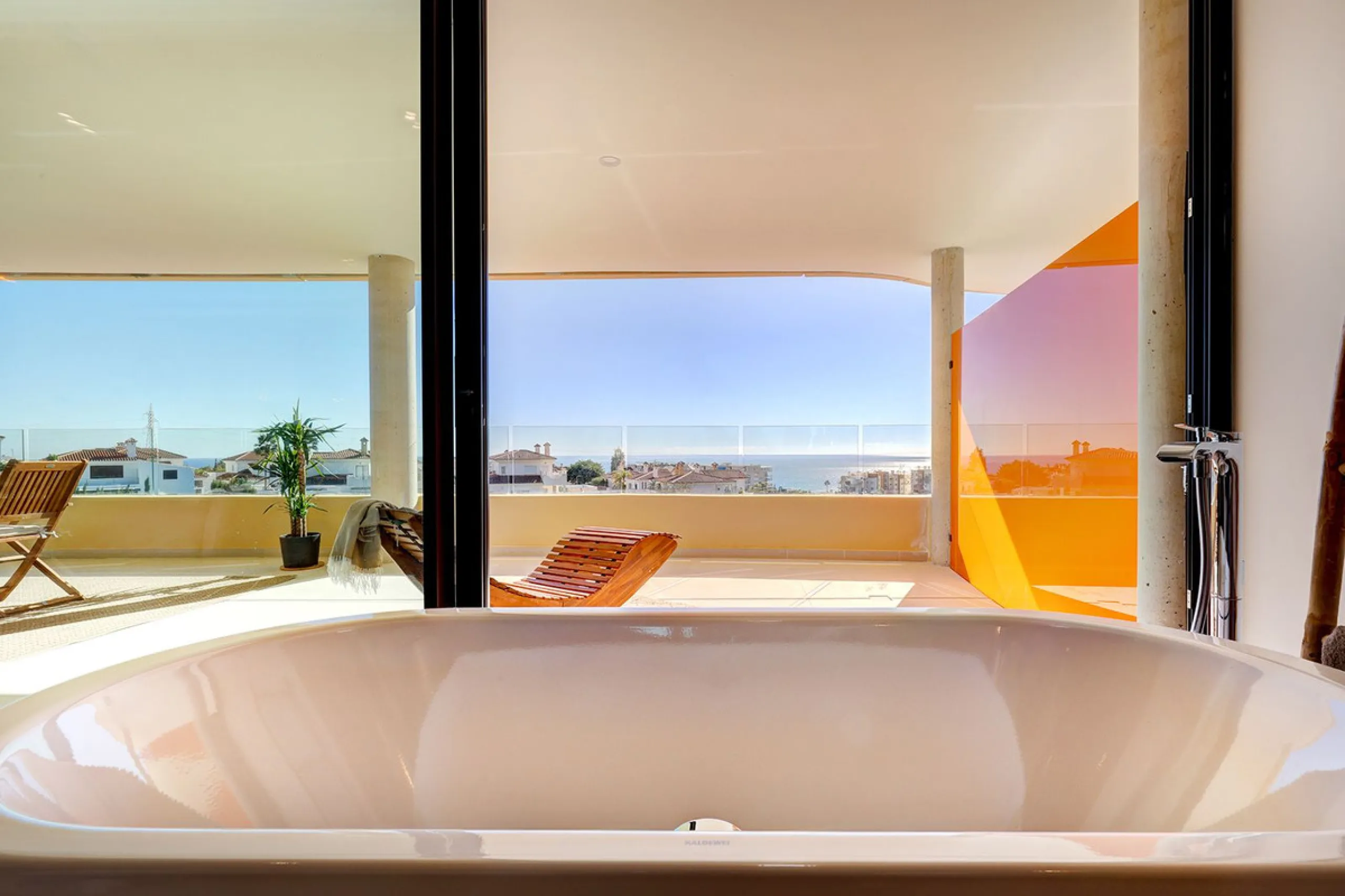 This elegant 2-bedroom, 2-bathroom apartment is located in the exclusive South Residences within Higuerón Resort, just 15 minutes from Málaga Airport, an ideal base for both personal use and future rental potential.