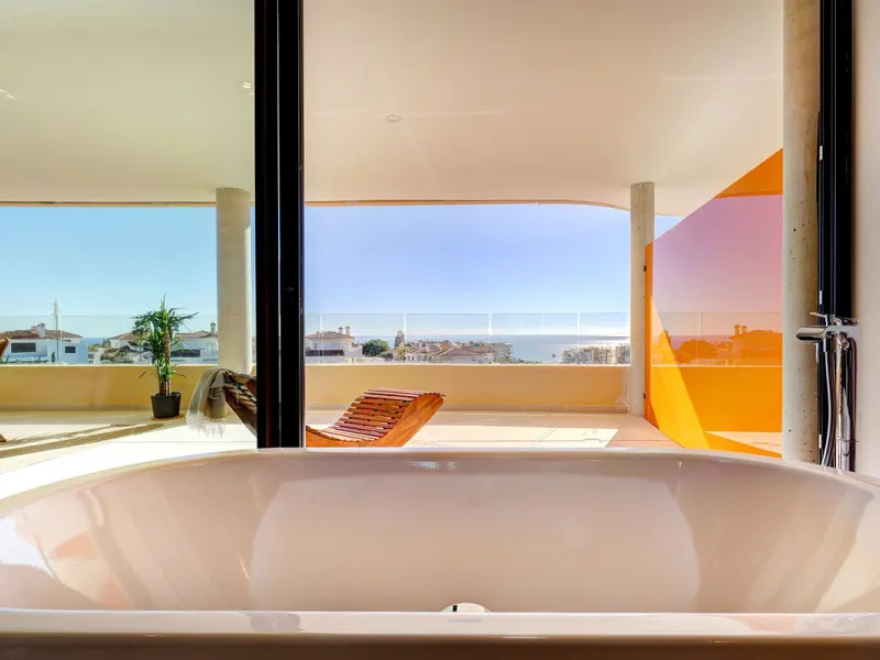 This elegant 2-bedroom, 2-bathroom apartment is located in the exclusive South Residences within Higuerón Resort, just 15 minutes from Málaga Airport, an ideal base for both personal use and future rental potential.