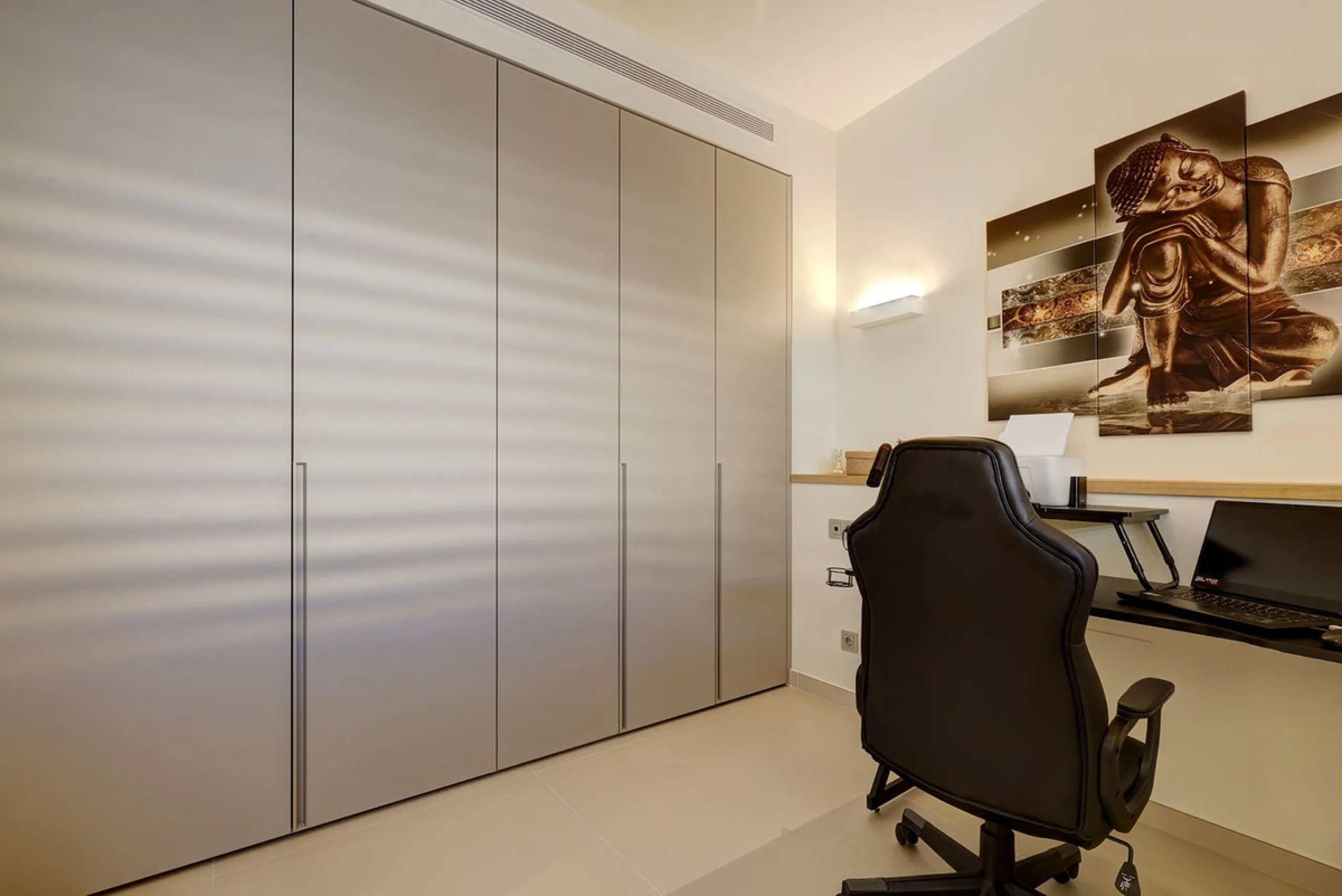 This elegant 2-bedroom, 2-bathroom apartment is located in the exclusive South Residences within Higuerón Resort, just 15 minutes from Málaga Airport, an ideal base for both personal use and future rental potential.