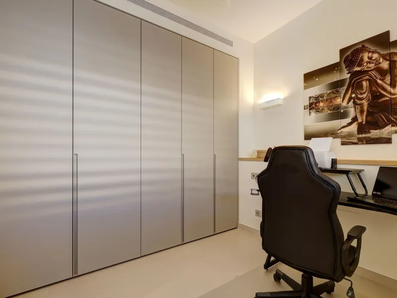 This elegant 2-bedroom, 2-bathroom apartment is located in the exclusive South Residences within Higuerón Resort, just 15 minutes from Málaga Airport, an ideal base for both personal use and future rental potential.