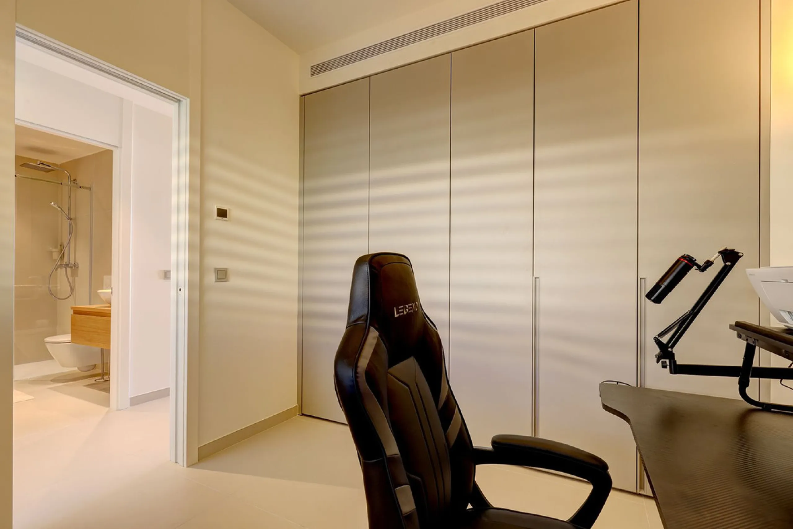 This elegant 2-bedroom, 2-bathroom apartment is located in the exclusive South Residences within Higuerón Resort, just 15 minutes from Málaga Airport, an ideal base for both personal use and future rental potential.