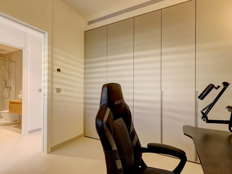 This elegant 2-bedroom, 2-bathroom apartment is located in the exclusive South Residences within Higuerón Resort, just 15 minutes from Málaga Airport, an ideal base for both personal use and future rental potential.