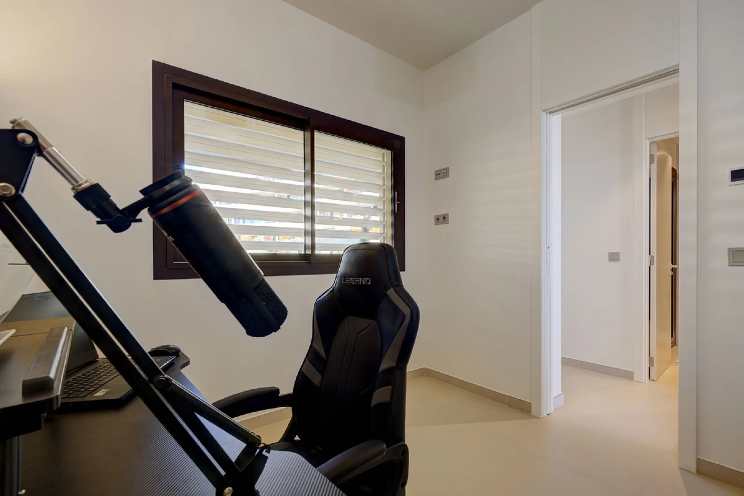 This elegant 2-bedroom, 2-bathroom apartment is located in the exclusive South Residences within Higuerón Resort, just 15 minutes from Málaga Airport, an ideal base for both personal use and future rental potential.