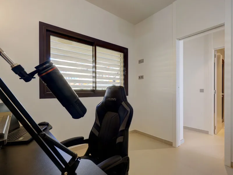 This elegant 2-bedroom, 2-bathroom apartment is located in the exclusive South Residences within Higuerón Resort, just 15 minutes from Málaga Airport, an ideal base for both personal use and future rental potential.