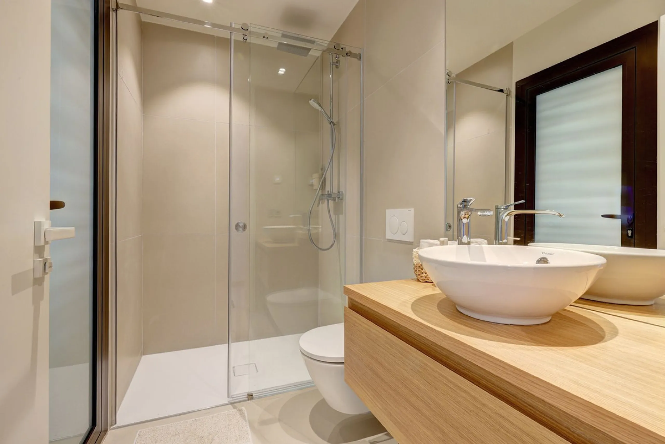 This elegant 2-bedroom, 2-bathroom apartment is located in the exclusive South Residences within Higuerón Resort, just 15 minutes from Málaga Airport, an ideal base for both personal use and future rental potential.