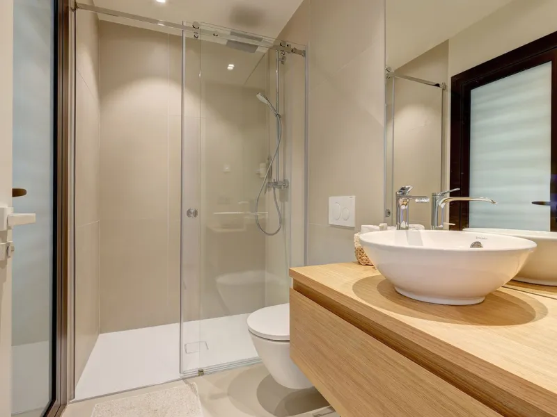This elegant 2-bedroom, 2-bathroom apartment is located in the exclusive South Residences within Higuerón Resort, just 15 minutes from Málaga Airport, an ideal base for both personal use and future rental potential.