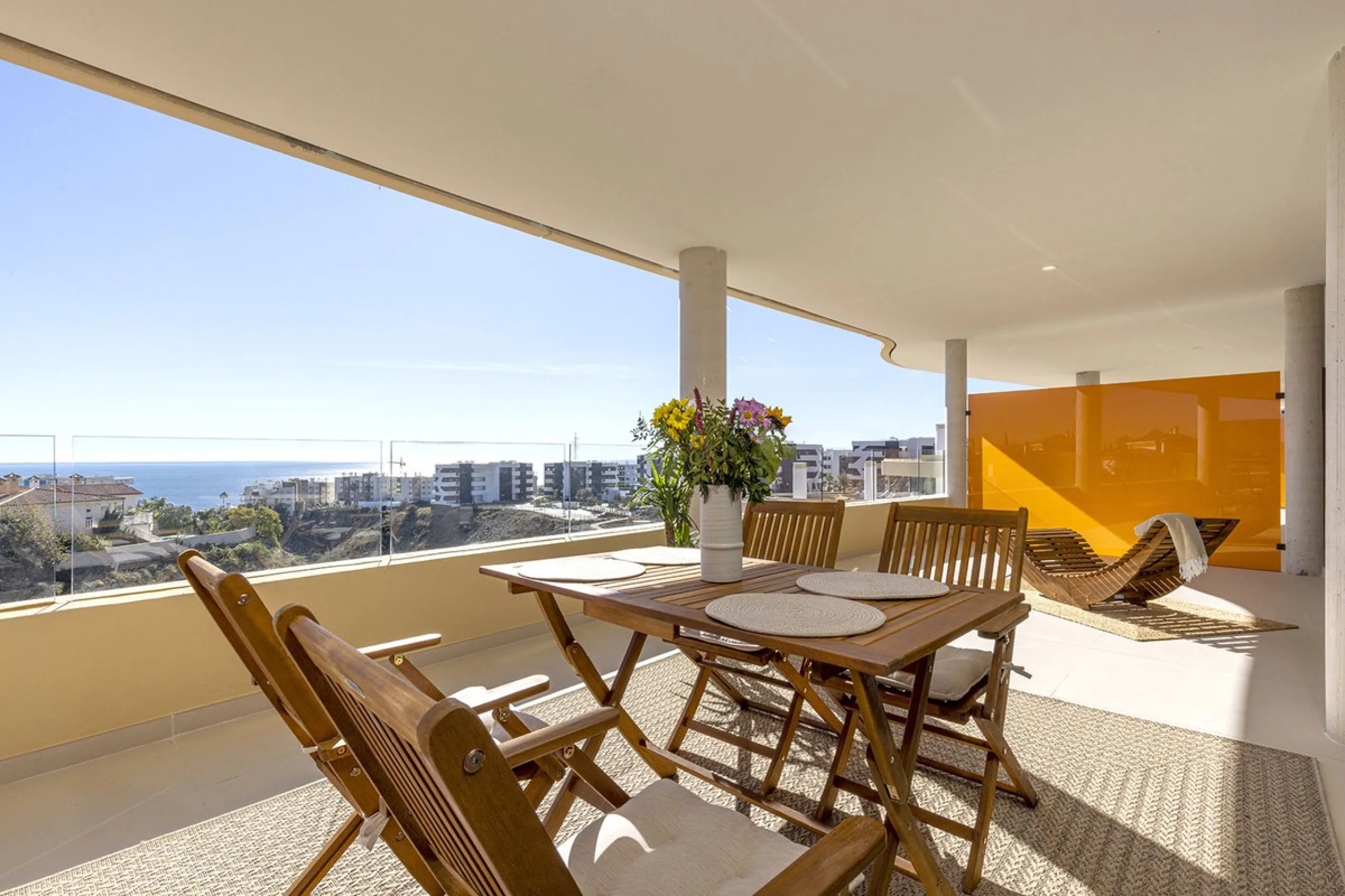 This elegant 2-bedroom, 2-bathroom apartment is located in the exclusive South Residences within Higuerón Resort, just 15 minutes from Málaga Airport, an ideal base for both personal use and future rental potential.