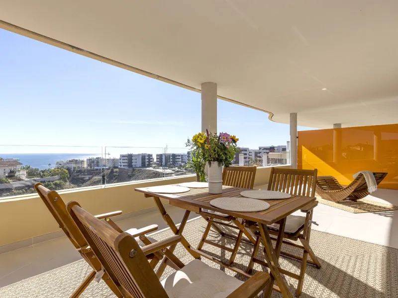 This elegant 2-bedroom, 2-bathroom apartment is located in the exclusive South Residences within Higuerón Resort, just 15 minutes from Málaga Airport, an ideal base for both personal use and future rental potential.