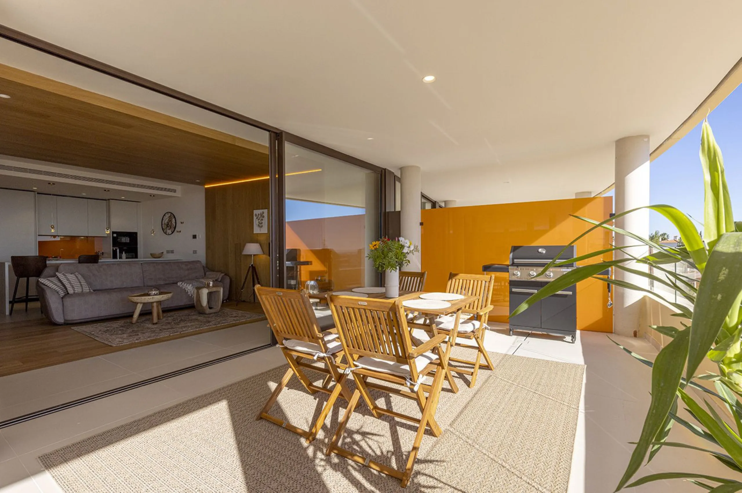 This elegant 2-bedroom, 2-bathroom apartment is located in the exclusive South Residences within Higuerón Resort, just 15 minutes from Málaga Airport, an ideal base for both personal use and future rental potential.