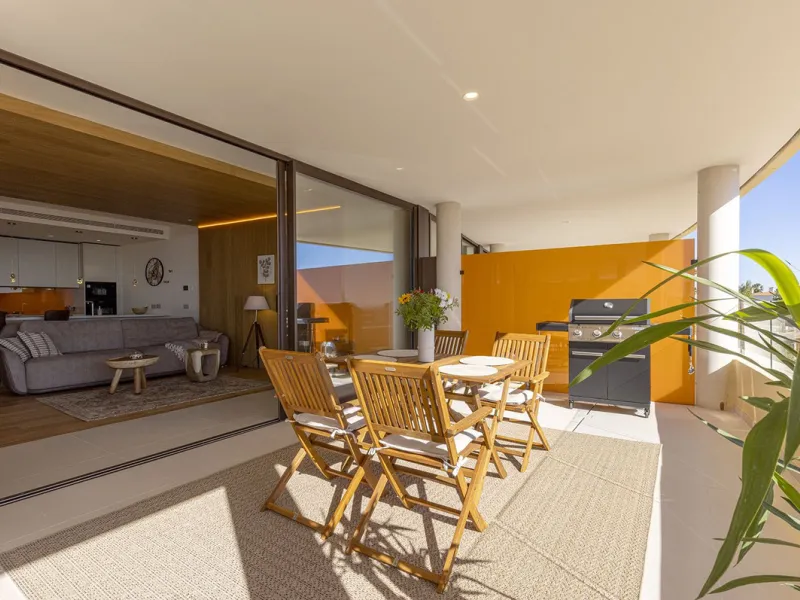 This elegant 2-bedroom, 2-bathroom apartment is located in the exclusive South Residences within Higuerón Resort, just 15 minutes from Málaga Airport, an ideal base for both personal use and future rental potential.