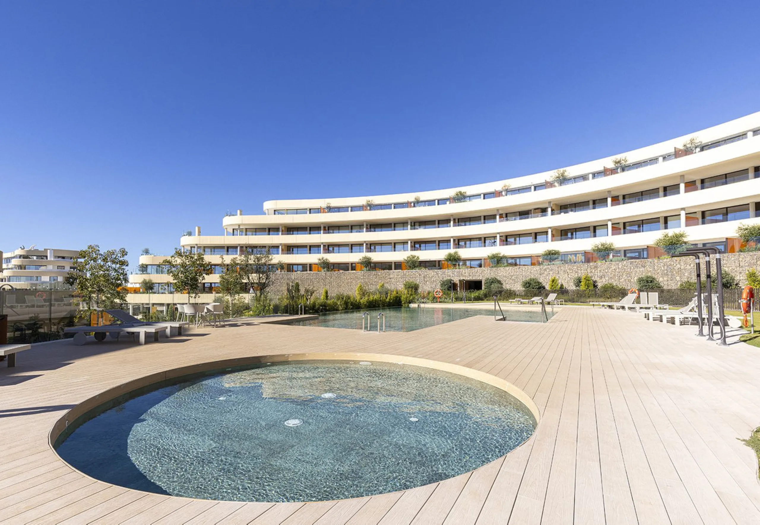This elegant 2-bedroom, 2-bathroom apartment is located in the exclusive South Residences within Higuerón Resort, just 15 minutes from Málaga Airport, an ideal base for both personal use and future rental potential.