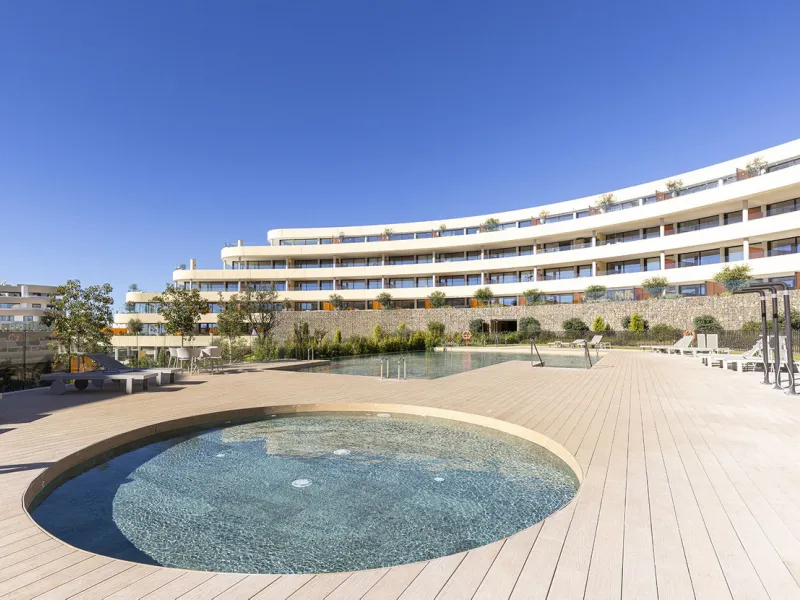 This elegant 2-bedroom, 2-bathroom apartment is located in the exclusive South Residences within Higuerón Resort, just 15 minutes from Málaga Airport, an ideal base for both personal use and future rental potential.