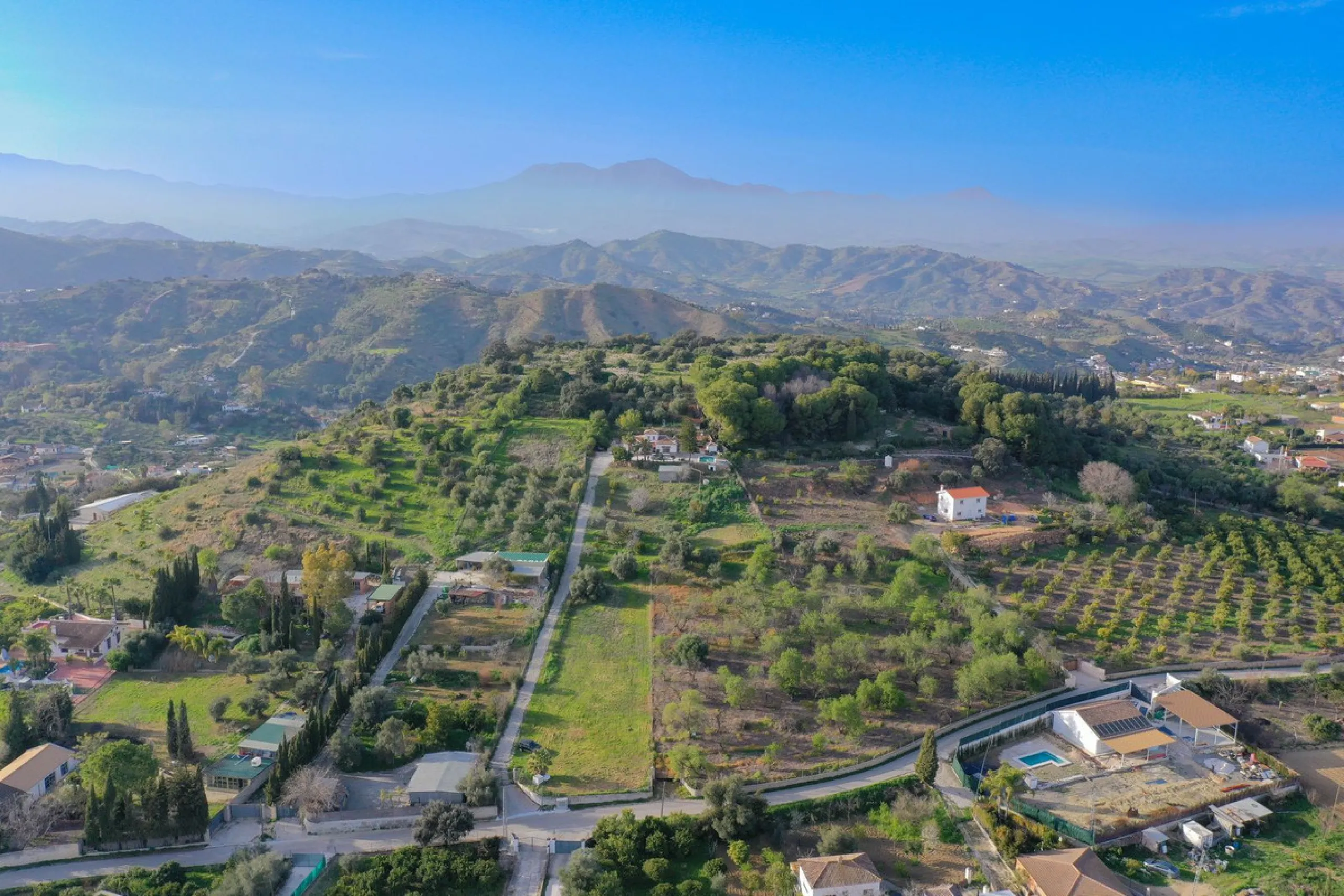 An amazing three-bedroom Villa that has been recently refurbished to a high standard,  located in the country side of Coin and benefits from amazing open panoramic views. The property is entered through a covered entrance porch leading into a hallway that