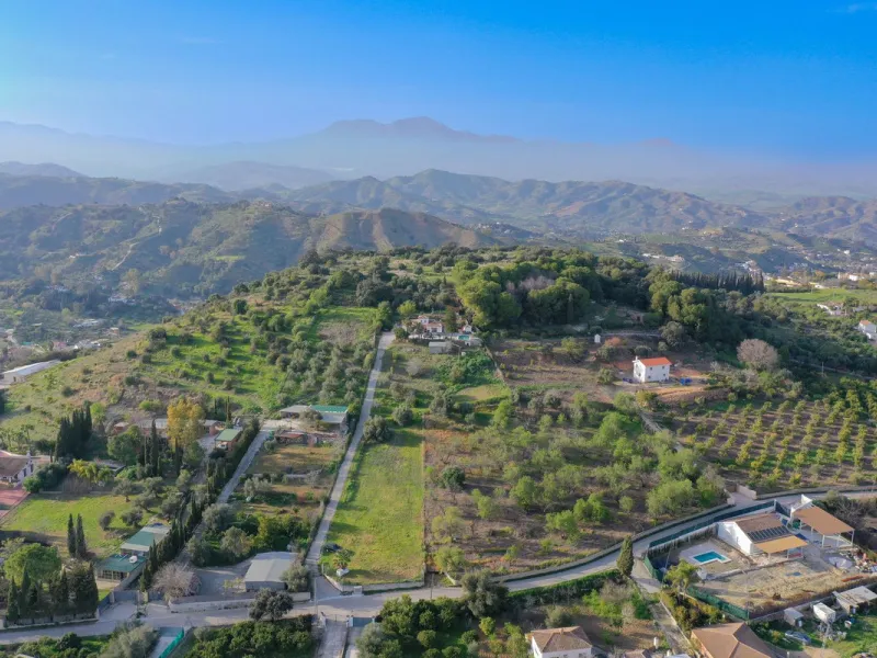 An amazing three-bedroom Villa that has been recently refurbished to a high standard,  located in the country side of Coin and benefits from amazing open panoramic views. The property is entered through a covered entrance porch leading into a hallway that