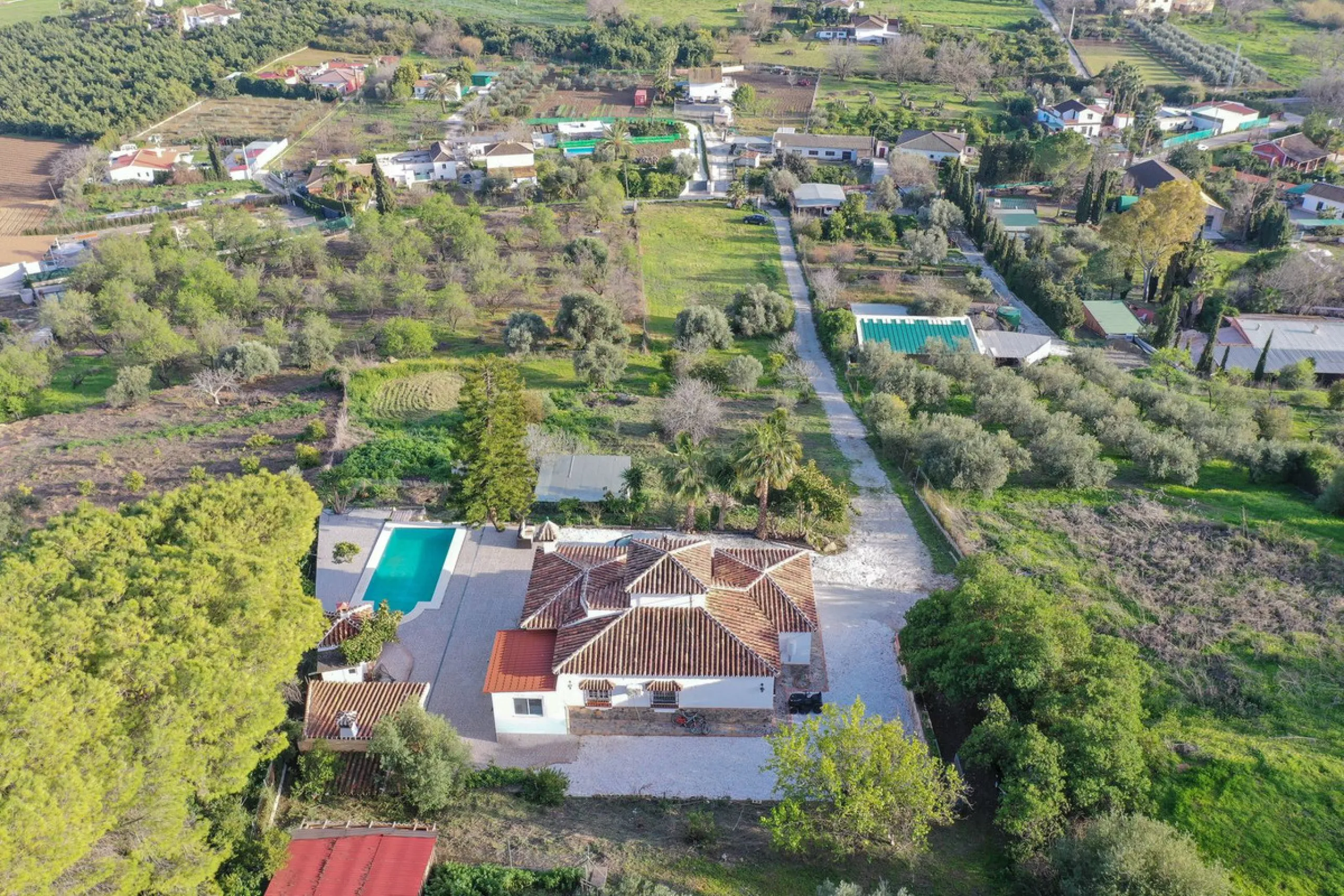 An amazing three-bedroom Villa that has been recently refurbished to a high standard,  located in the country side of Coin and benefits from amazing open panoramic views. The property is entered through a covered entrance porch leading into a hallway that