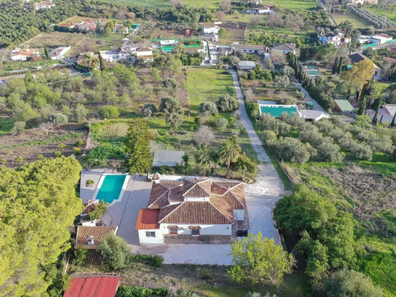 An amazing three-bedroom Villa that has been recently refurbished to a high standard,  located in the country side of Coin and benefits from amazing open panoramic views. The property is entered through a covered entrance porch leading into a hallway that