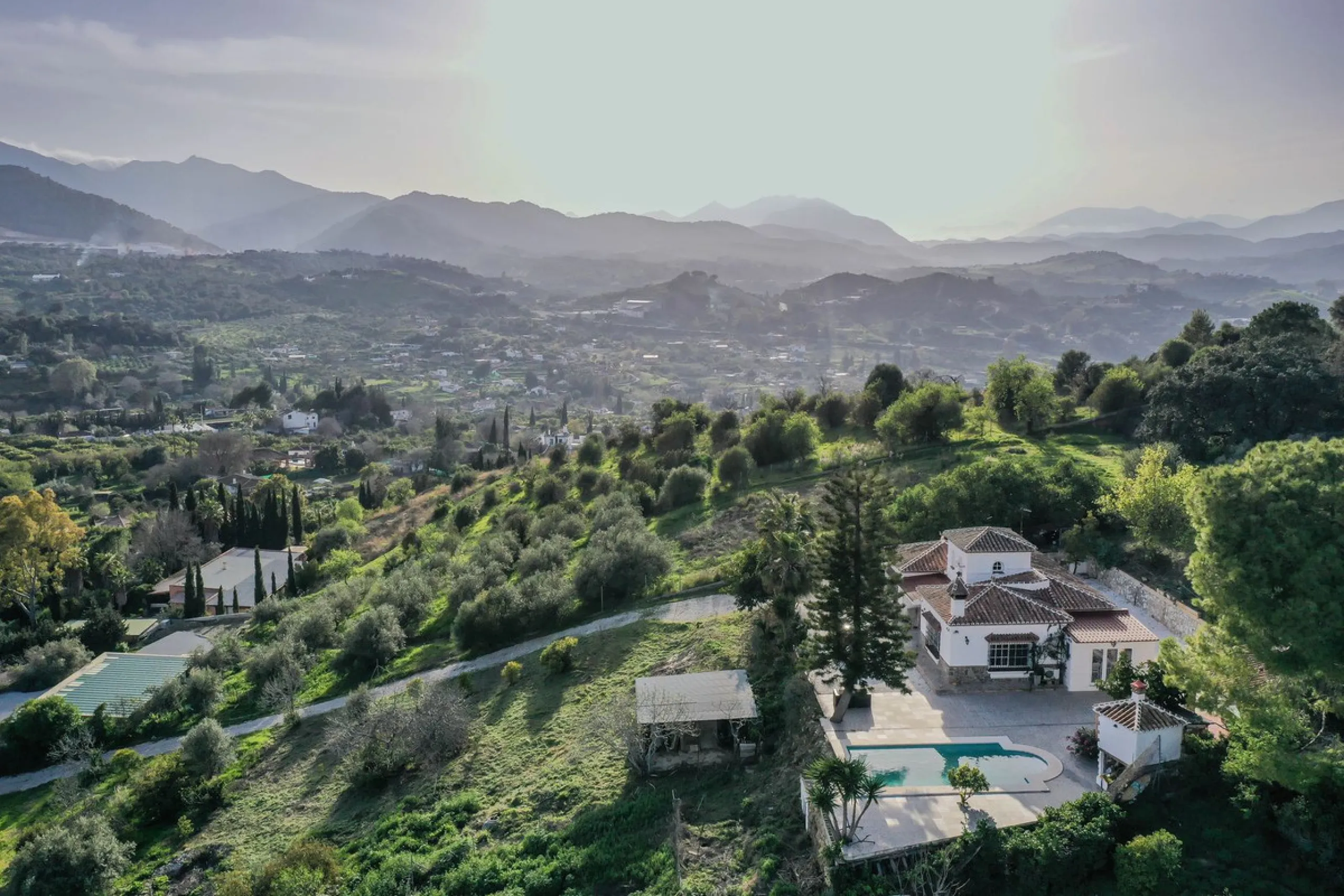 An amazing three-bedroom Villa that has been recently refurbished to a high standard,  located in the country side of Coin and benefits from amazing open panoramic views. The property is entered through a covered entrance porch leading into a hallway that
