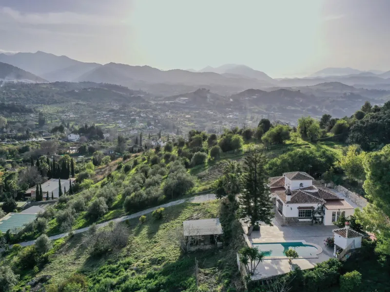 An amazing three-bedroom Villa that has been recently refurbished to a high standard,  located in the country side of Coin and benefits from amazing open panoramic views. The property is entered through a covered entrance porch leading into a hallway that