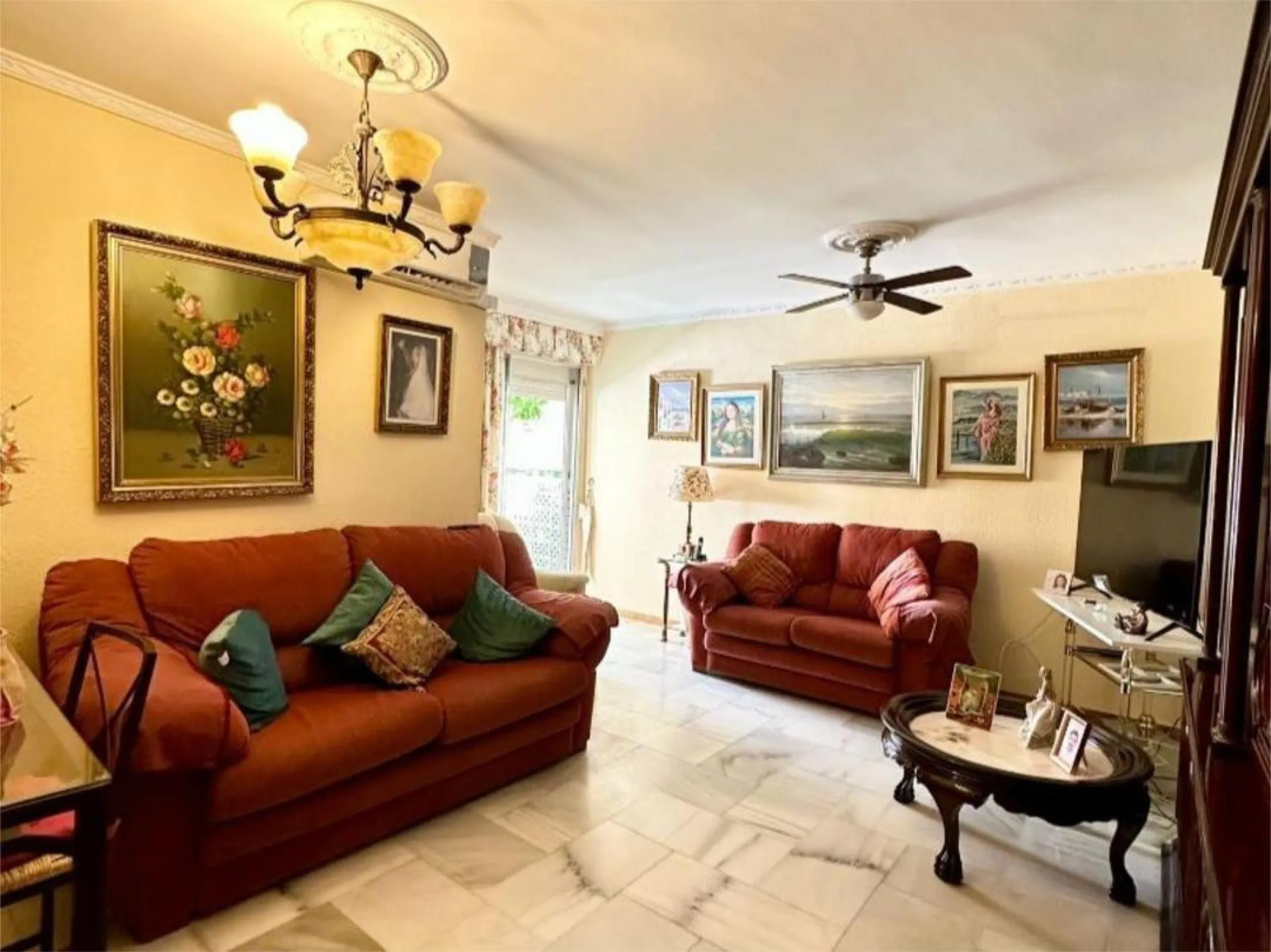 Apartment - Middle Floor Apartment в продаже в Torremolinos, Málaga. В доме 4 спален и 2 ванных комнат. Площадь дома 122 м²