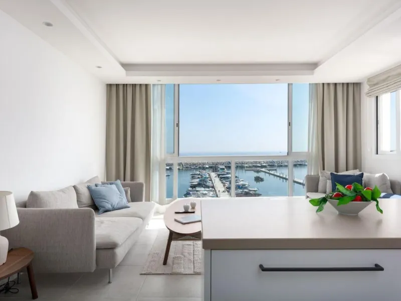 Frontline Puerto Banús Apartment with Panoramic Views