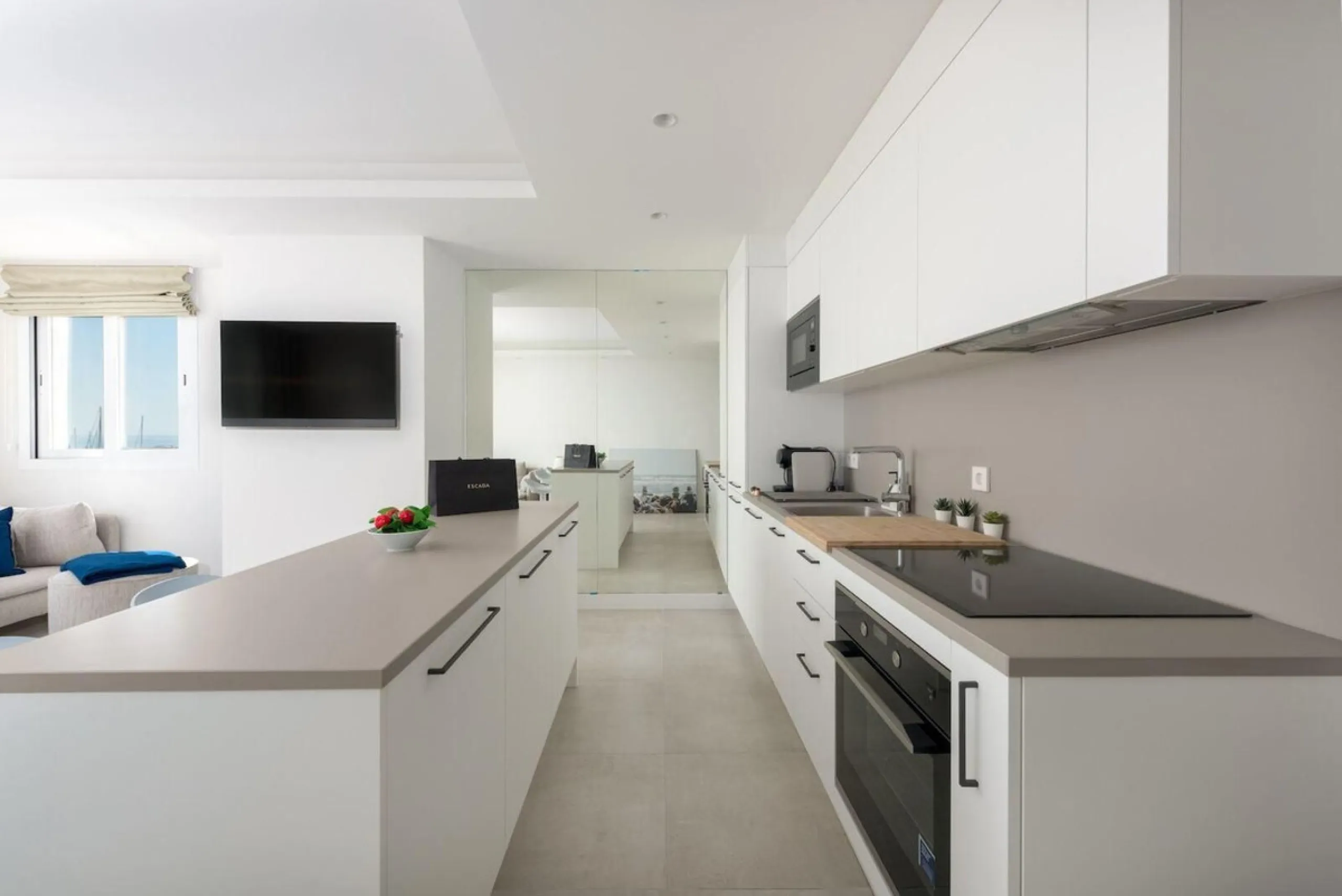 Frontline Puerto Banús Apartment with Panoramic Views