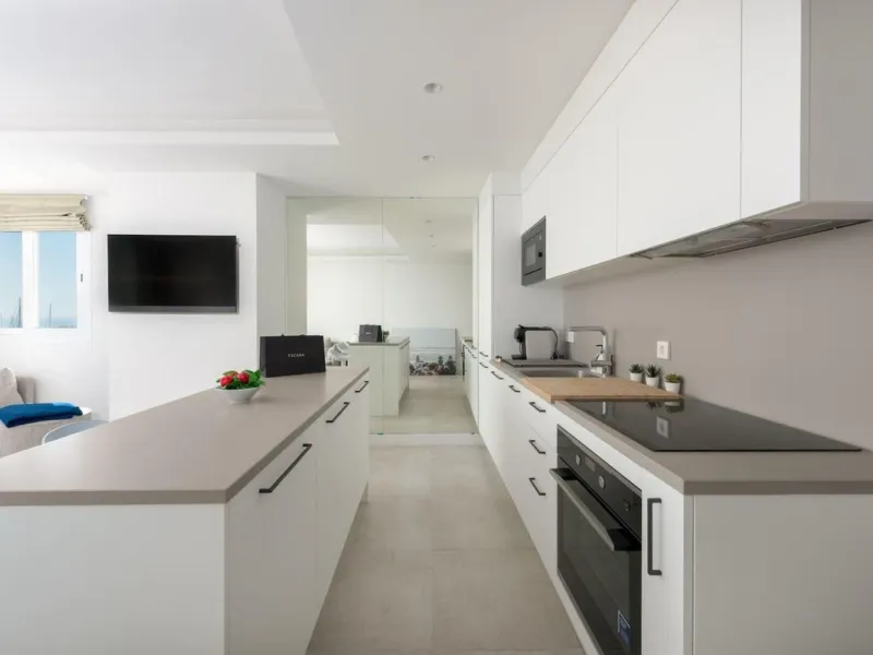Frontline Puerto Banús Apartment with Panoramic Views