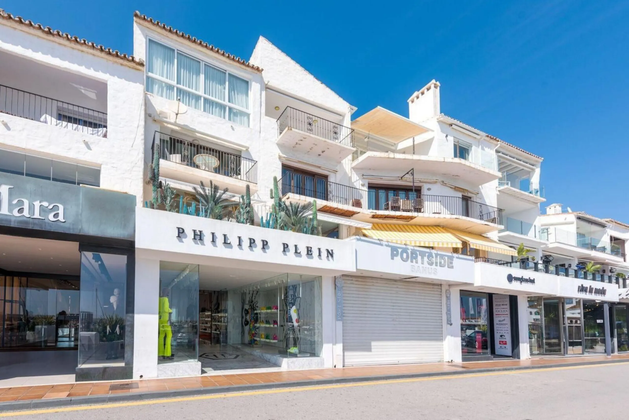 Frontline Puerto Banús Apartment with Panoramic Views