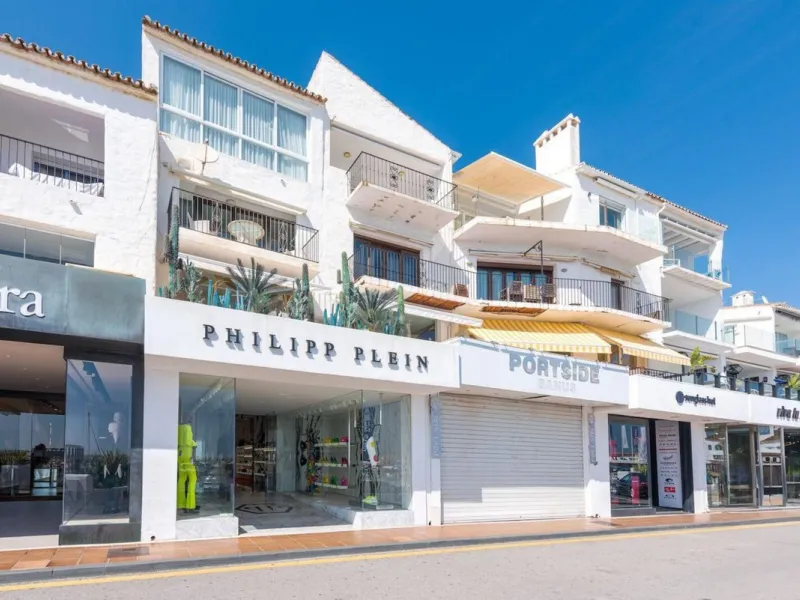 Frontline Puerto Banús Apartment with Panoramic Views