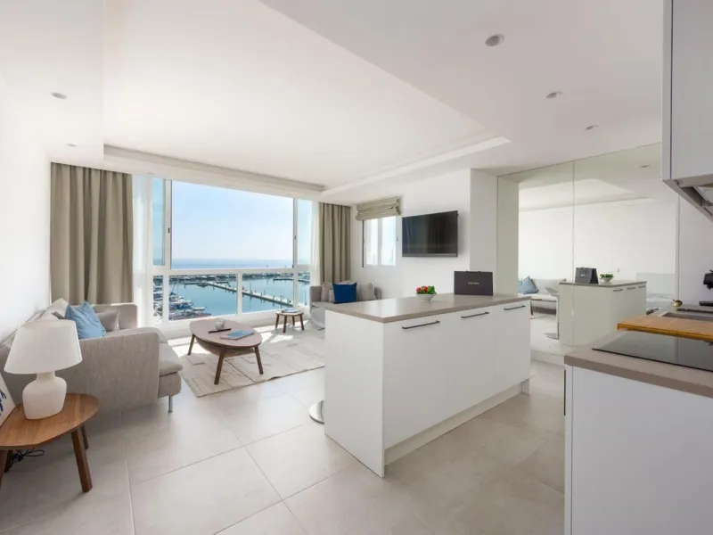 Frontline Puerto Banús Apartment with Panoramic Views