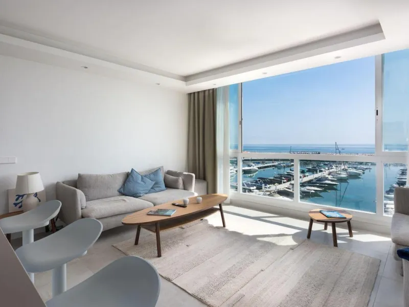 Frontline Puerto Banús Apartment with Panoramic Views