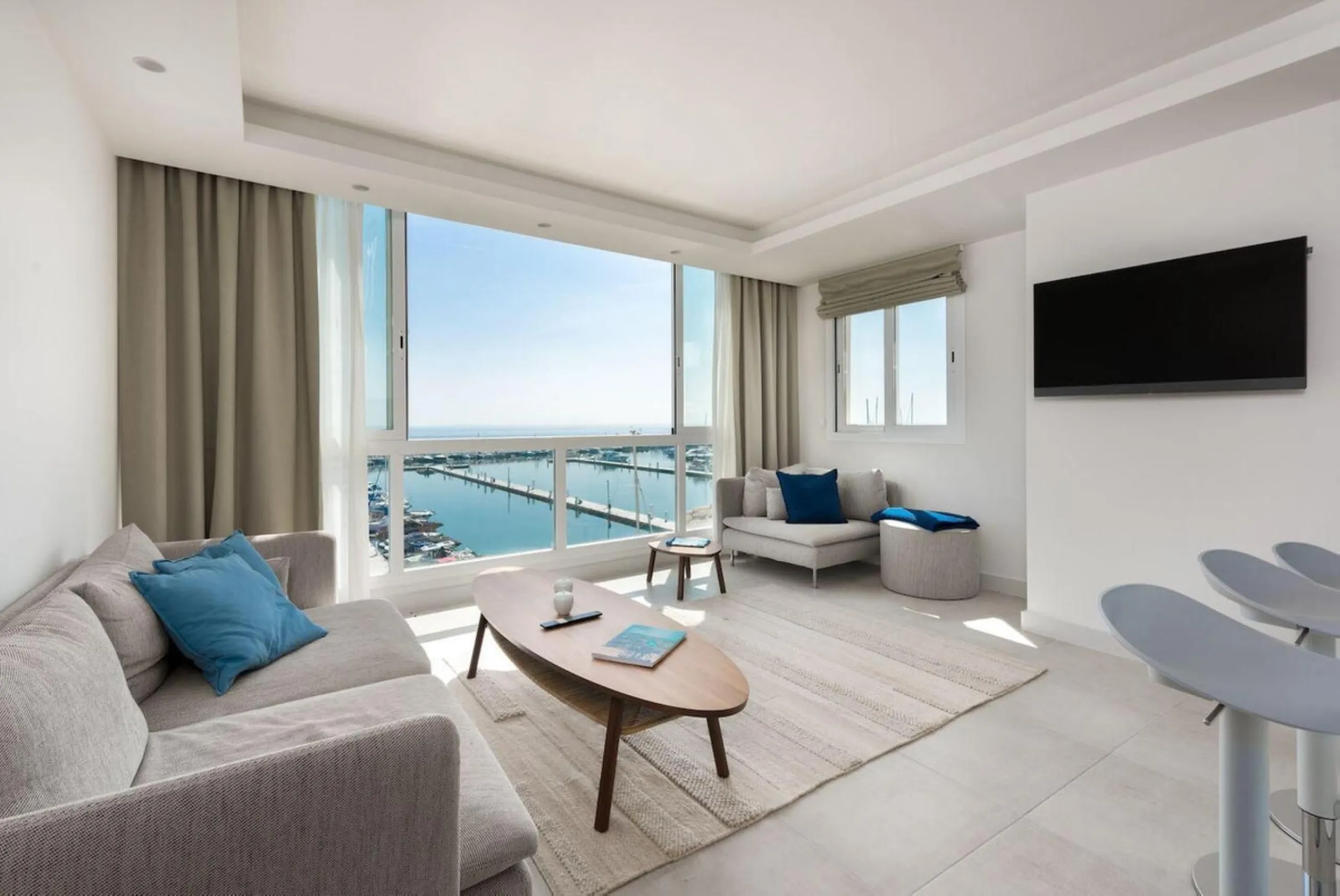 Frontline Puerto Banús Apartment with Panoramic Views