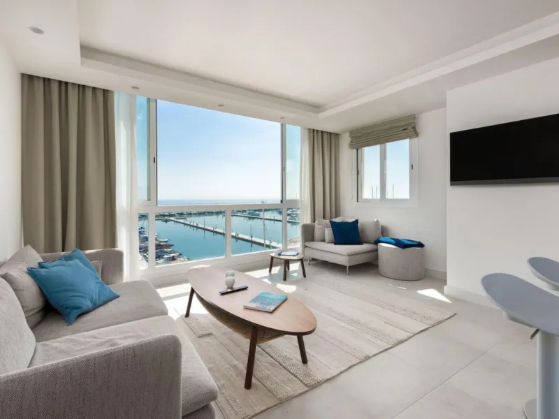 Frontline Puerto Banús Apartment with Panoramic Views