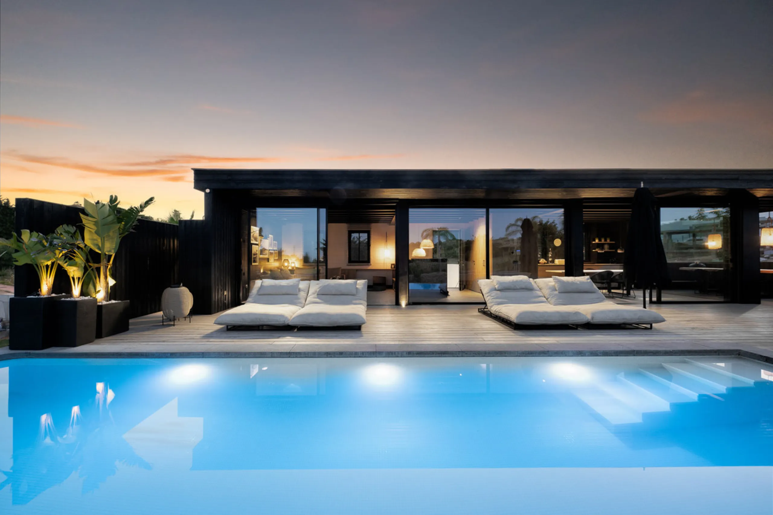 House - Detached Villa в продаже в Estepona, Málaga. В доме 4 спален и 4 ванных комнат. Площадь дома 188 м². Площадь участка 777 м²