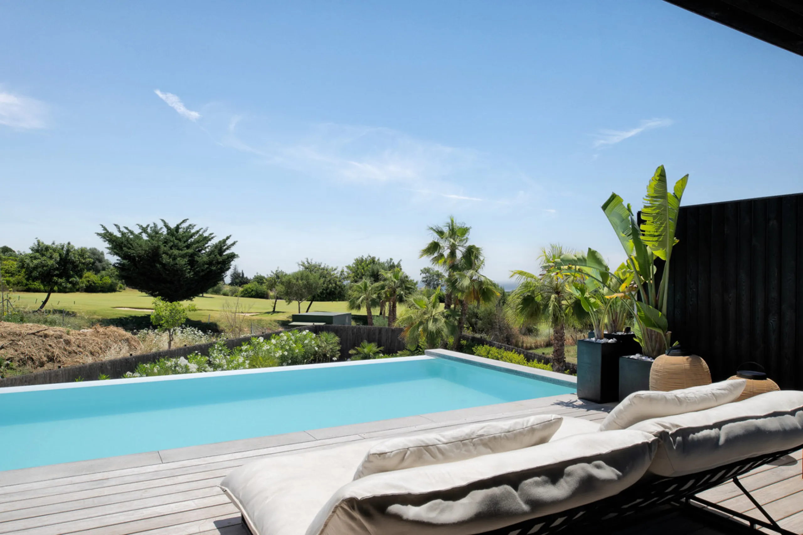 House - Detached Villa в продаже в Estepona, Málaga. В доме 4 спален и 4 ванных комнат. Площадь дома 188 м². Площадь участка 777 м²