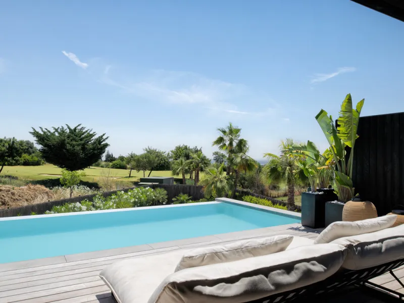 House - Detached Villa в продаже в Estepona, Málaga. В доме 4 спален и 4 ванных комнат. Площадь дома 188 м². Площадь участка 777 м²
