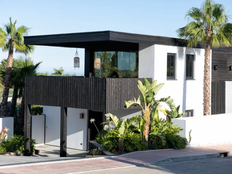 House - Detached Villa в продаже в Estepona, Málaga. В доме 4 спален и 4 ванных комнат. Площадь дома 188 м². Площадь участка 777 м²