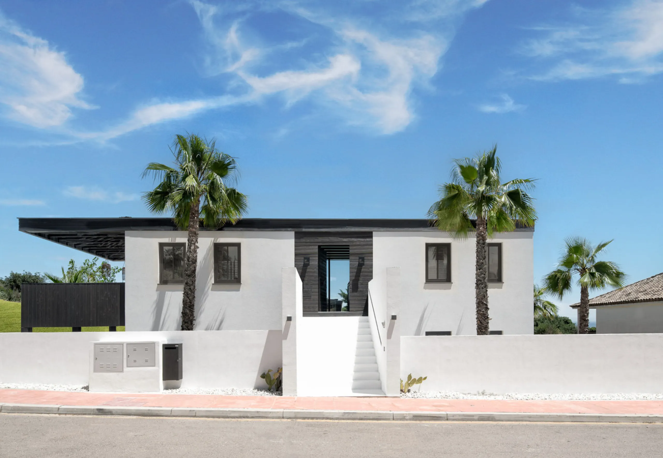 House - Detached Villa в продаже в Estepona, Málaga. В доме 4 спален и 4 ванных комнат. Площадь дома 188 м². Площадь участка 777 м²