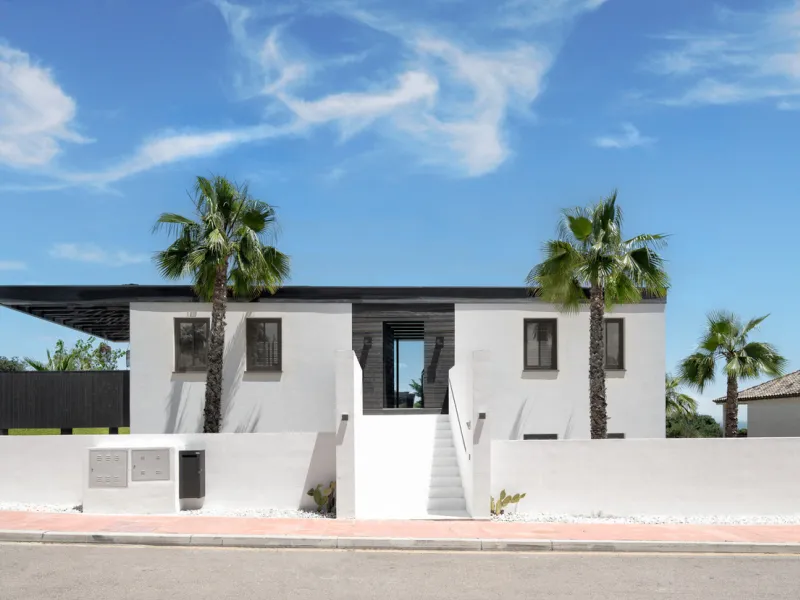 House - Detached Villa в продаже в Estepona, Málaga. В доме 4 спален и 4 ванных комнат. Площадь дома 188 м². Площадь участка 777 м²
