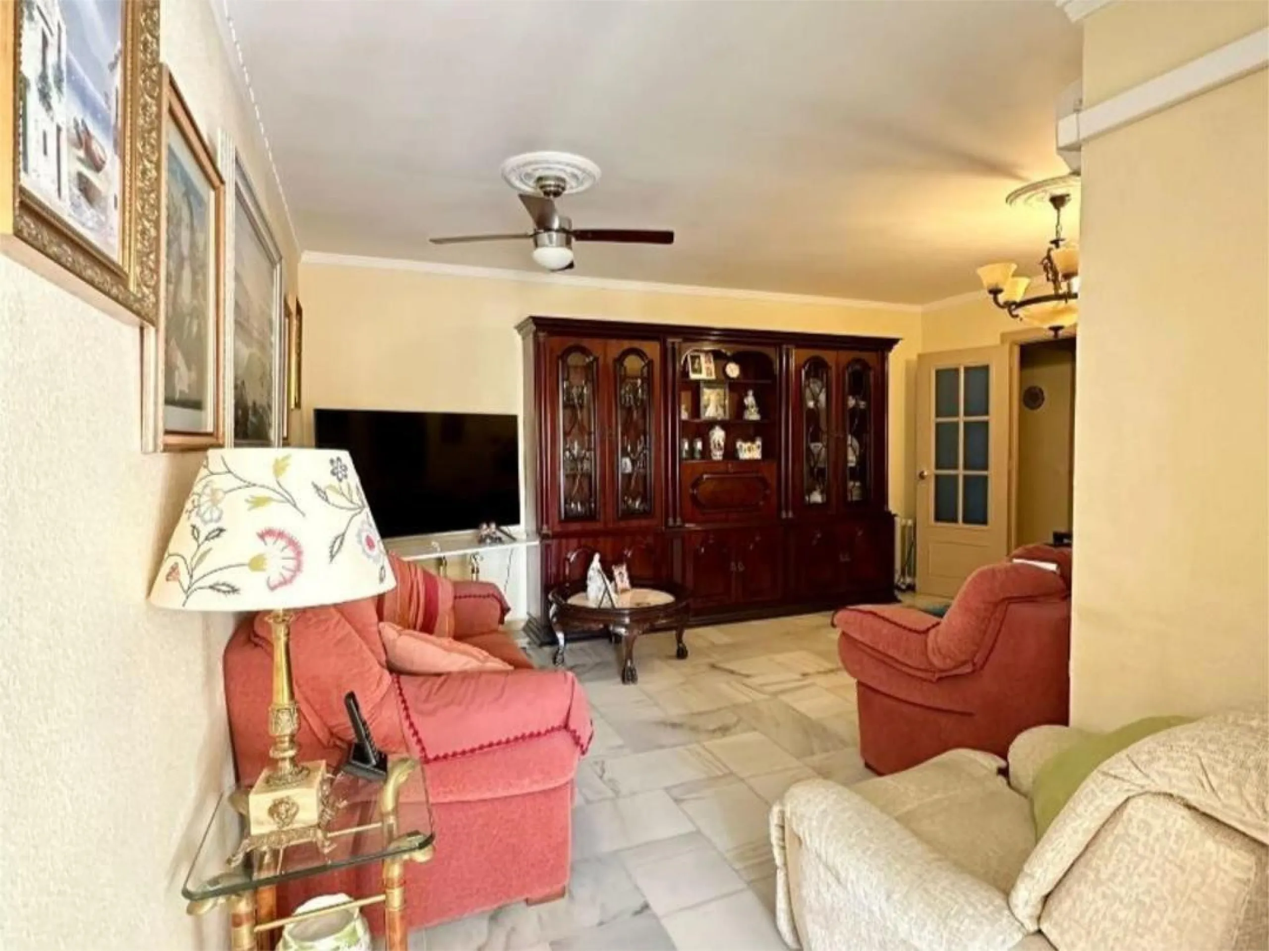 Apartment - Middle Floor Apartment в продаже в Torremolinos, Málaga. В доме 4 спален и 2 ванных комнат. Площадь дома 122 м²