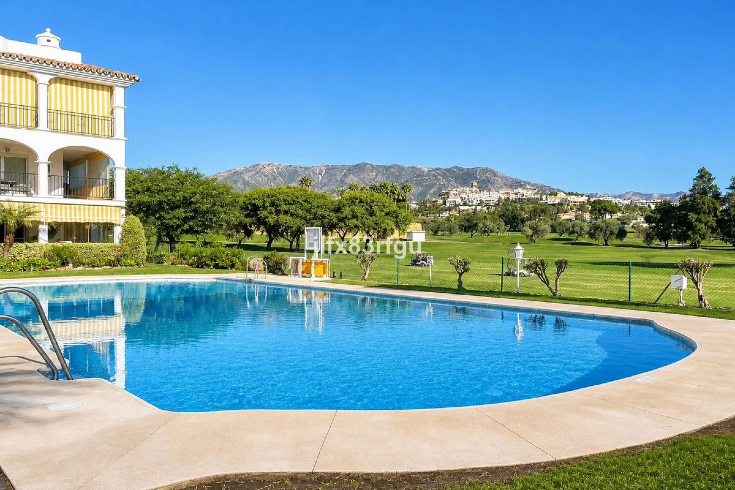 This renovated frontline-golf apartment in La Siesta de Mijas Golf offers a practical layout and a comfortable setting with direct views over the course. Renovated for €50,000  and sold fully furnished, it is ready to use immediately - either as a home or
