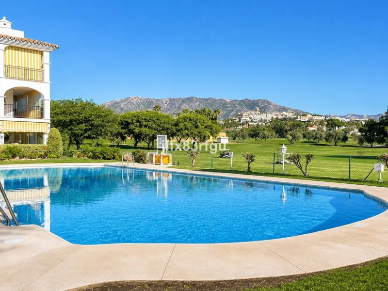 This renovated frontline-golf apartment in La Siesta de Mijas Golf offers a practical layout and a comfortable setting with direct views over the course. Renovated for €50,000  and sold fully furnished, it is ready to use immediately - either as a home or