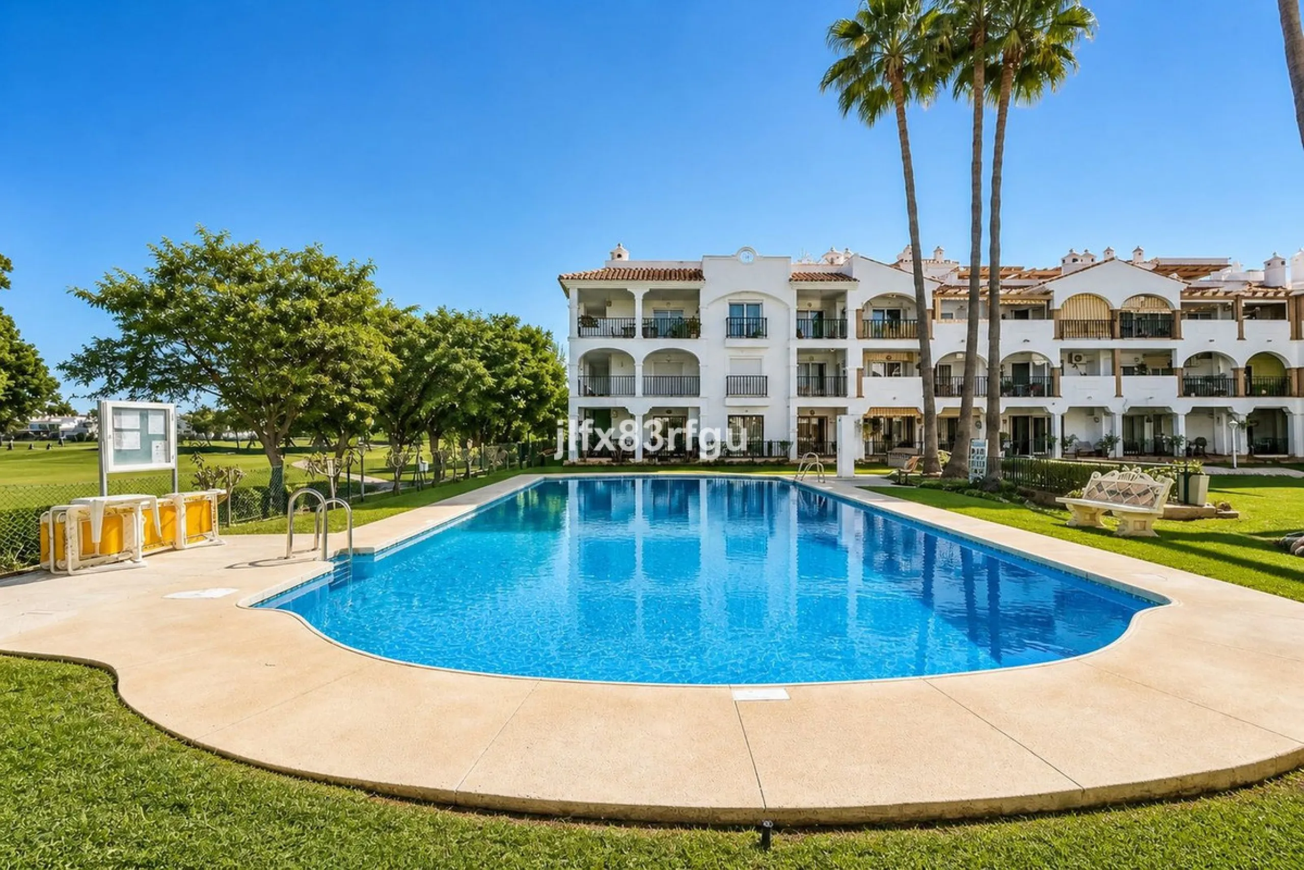 This renovated frontline-golf apartment in La Siesta de Mijas Golf offers a practical layout and a comfortable setting with direct views over the course. Renovated for €50,000  and sold fully furnished, it is ready to use immediately - either as a home or