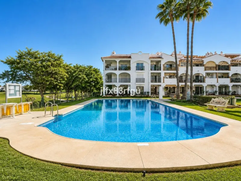 This renovated frontline-golf apartment in La Siesta de Mijas Golf offers a practical layout and a comfortable setting with direct views over the course. Renovated for €50,000  and sold fully furnished, it is ready to use immediately - either as a home or