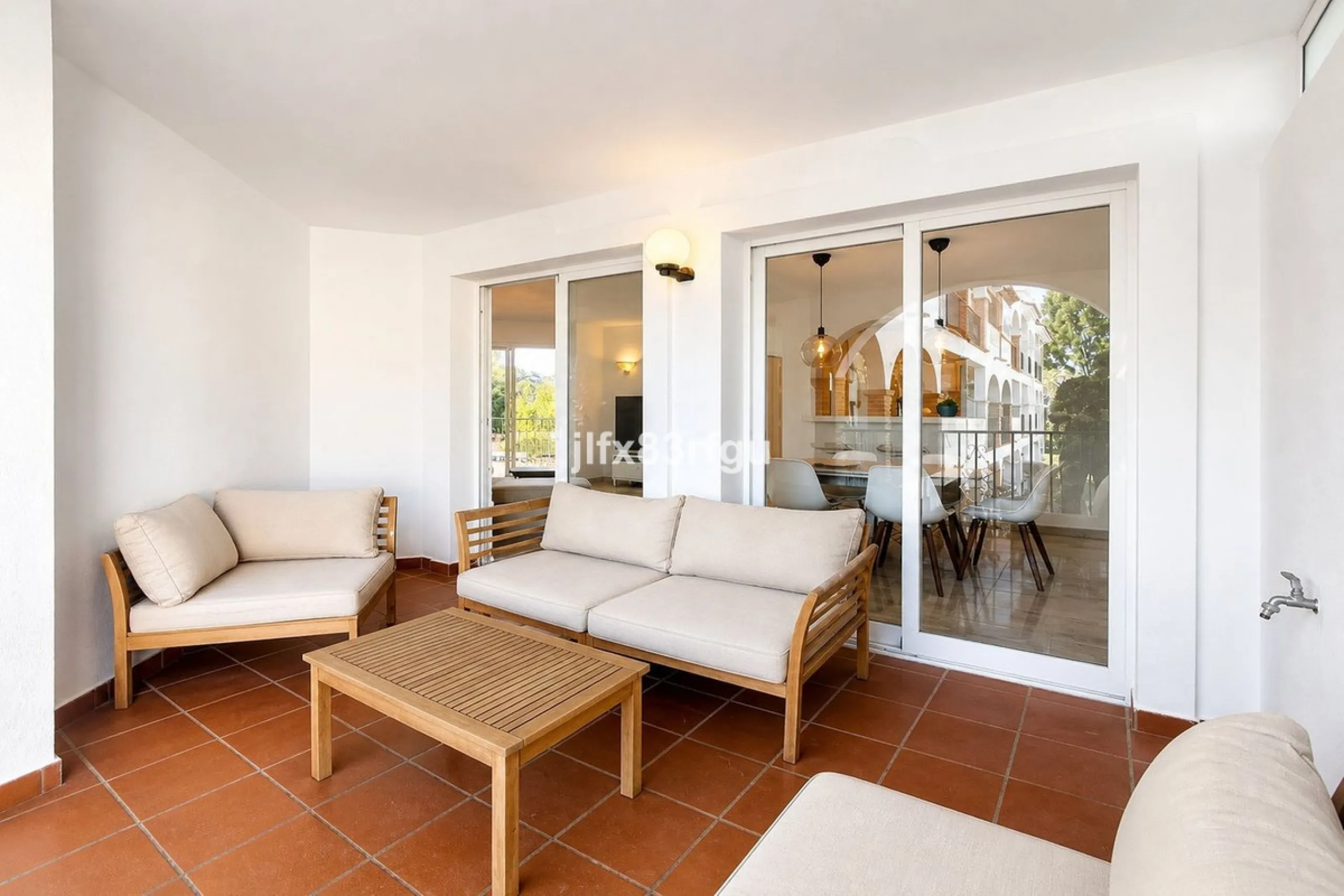This renovated frontline-golf apartment in La Siesta de Mijas Golf offers a practical layout and a comfortable setting with direct views over the course. Renovated for €50,000  and sold fully furnished, it is ready to use immediately - either as a home or