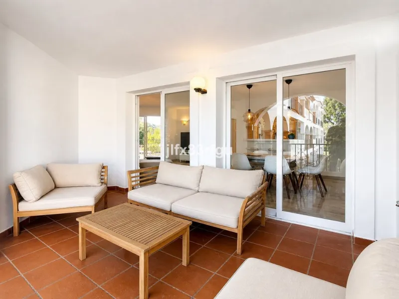 This renovated frontline-golf apartment in La Siesta de Mijas Golf offers a practical layout and a comfortable setting with direct views over the course. Renovated for €50,000  and sold fully furnished, it is ready to use immediately - either as a home or