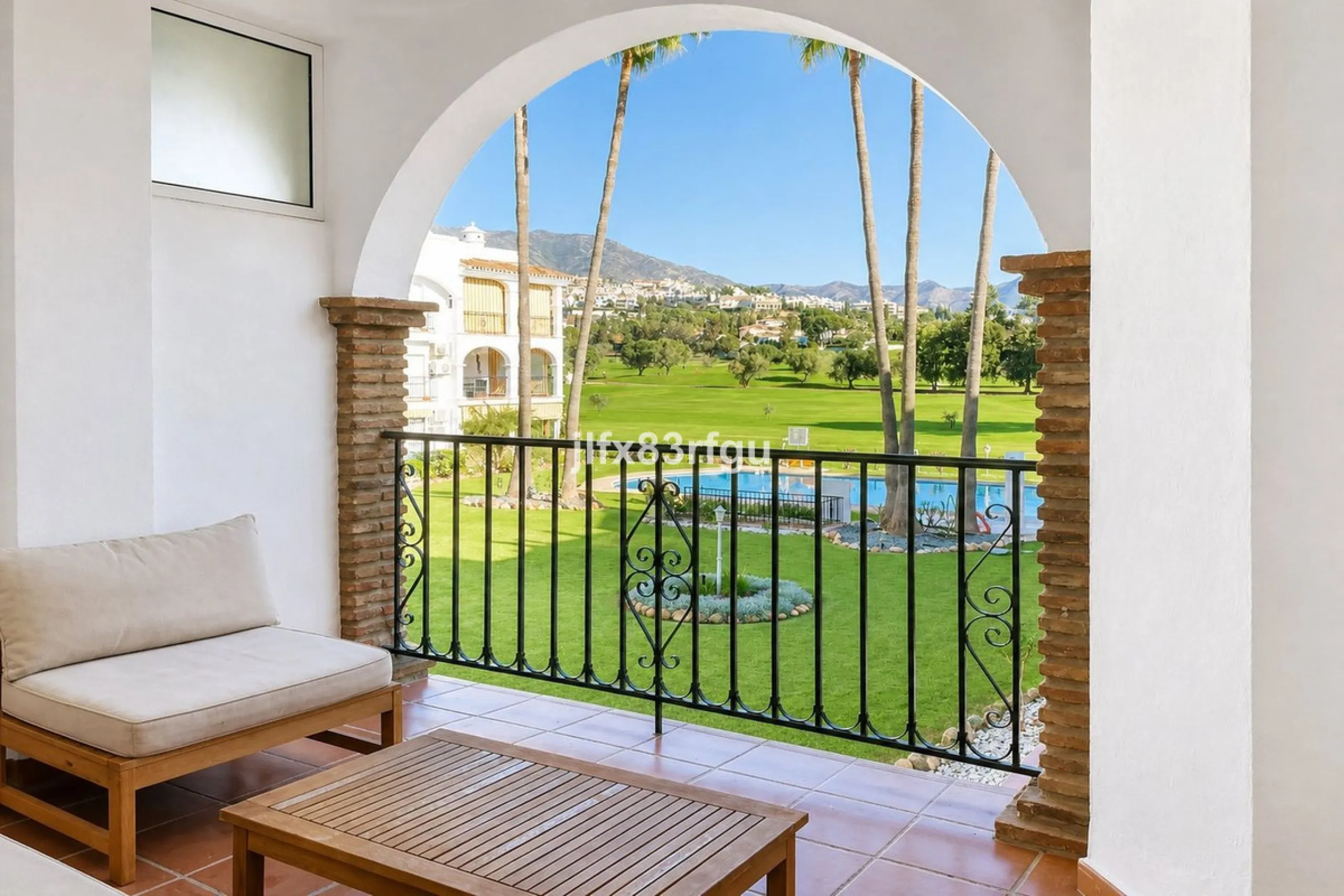 This renovated frontline-golf apartment in La Siesta de Mijas Golf offers a practical layout and a comfortable setting with direct views over the course. Renovated for €50,000  and sold fully furnished, it is ready to use immediately - either as a home or