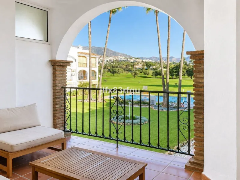 This renovated frontline-golf apartment in La Siesta de Mijas Golf offers a practical layout and a comfortable setting with direct views over the course. Renovated for €50,000  and sold fully furnished, it is ready to use immediately - either as a home or